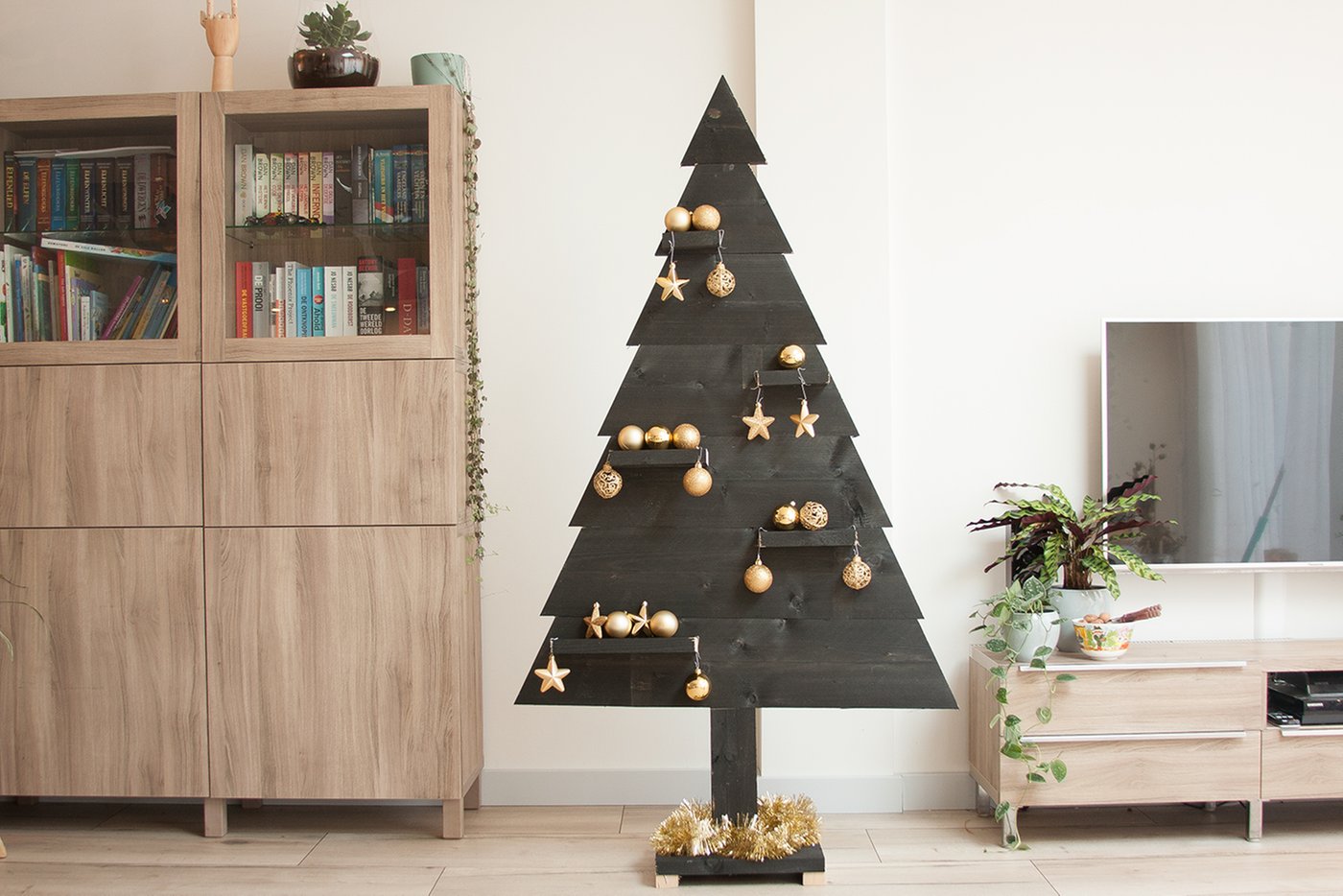 houten_kerstboom_zwart_gouden_versiering