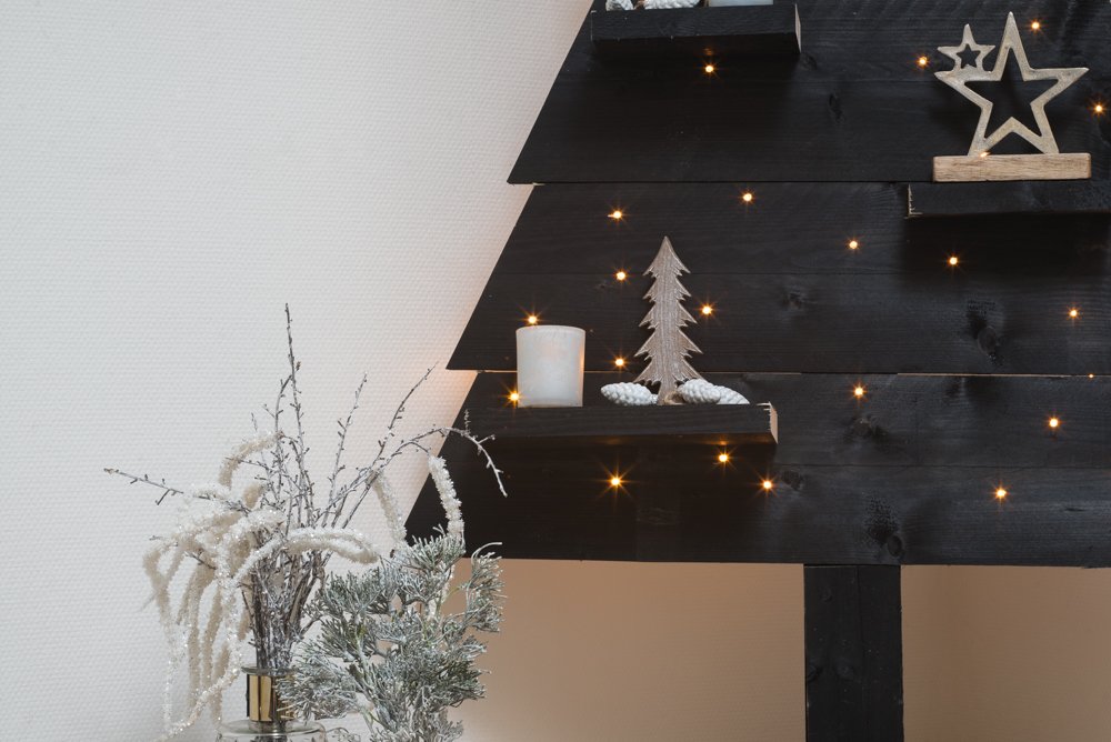 houten_kerstboom_zwart_verlichting