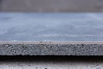 keramische_terrastegel_cera4line_mento_60x60x4cm_concrete_anthra_gardenlux_zijaanzicht