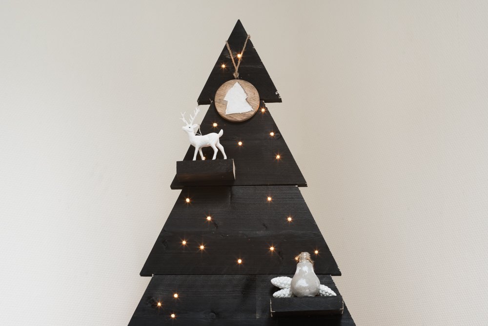 kerstboom_houten_zwart_verlichting