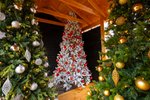 kunstkerstboom_winterberg_met_rode_versiering