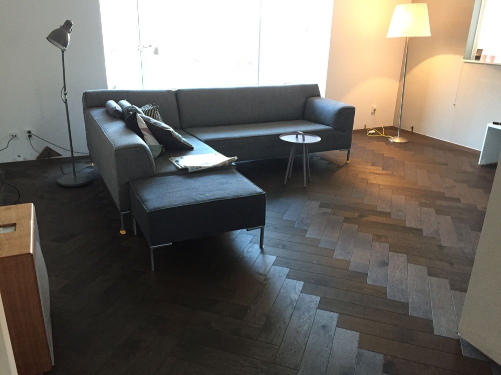 model_eiken_houten_visgraat_parket_zwart