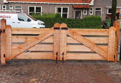 model_luxe_inrijpoort_lariks_douglas_4_planks_houten_poort_oprit_zwart_beslag