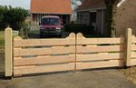 model_luxe_inrijpoort_lariks_douglas_4_planks_houten_poort_oprit_verzinkt_beslag