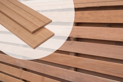 model_schuttingplank_hardhout_16_x_145_cm_met_dubbele_v_groef_gelijk_verdeeld_en_glad_geschaafde_zijde