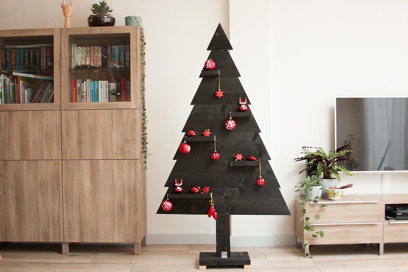 steigerhout_zwarte_kerstboom_rood_luxe_kerstboomversiering