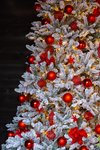 versierde_kerstboom_met_sneeuw_rood